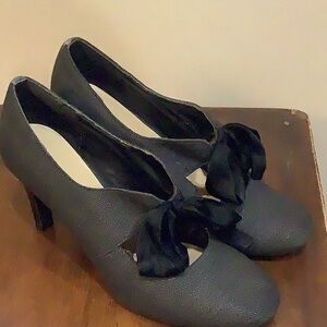 Black and gray heel with a bow 8 1/2